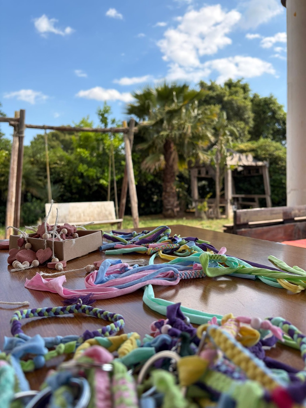 Braccialetti colorati e creazioni esposti in giardino