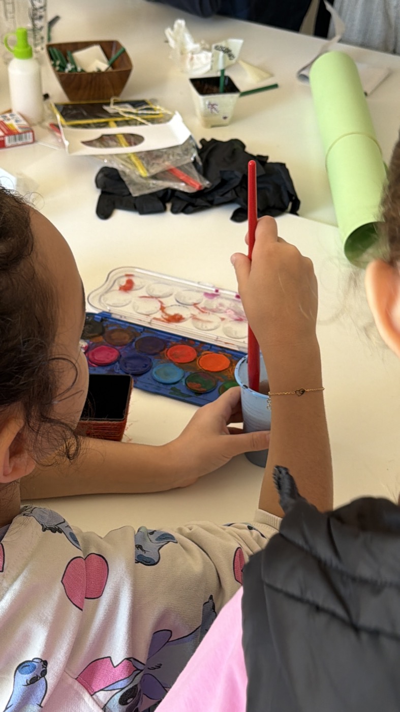 Bambini preparano pennelli e acquerelli