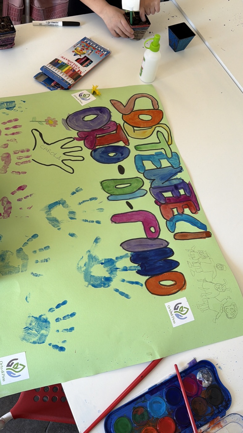 Cartellone colorato di Orto di Pino con impronte delle mani