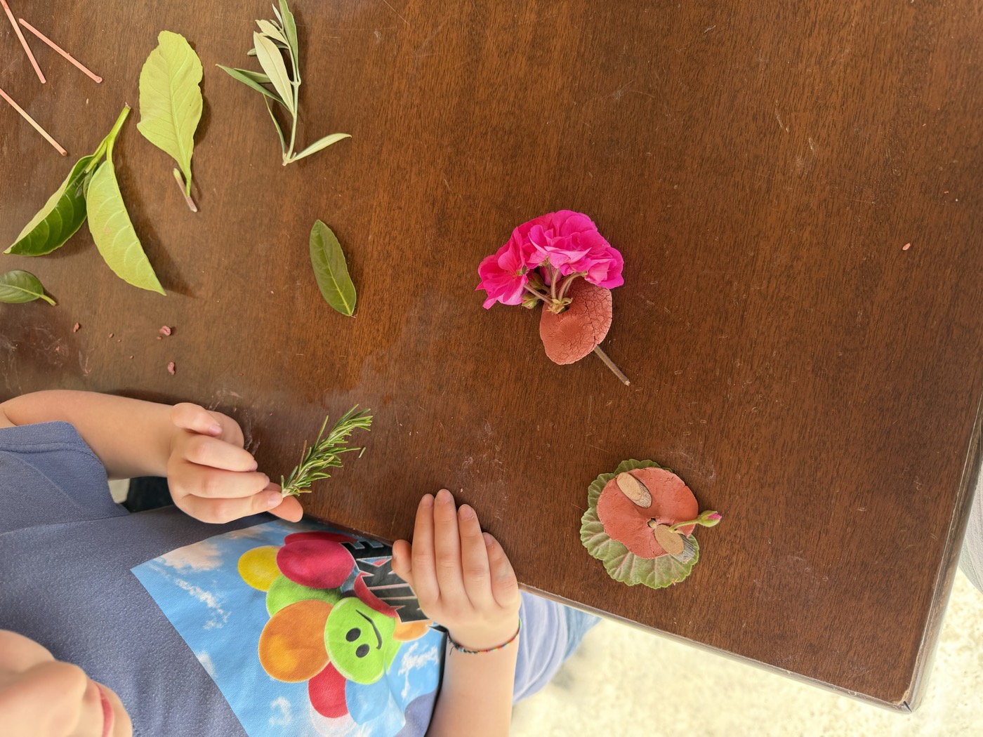 Creazioni con foglie e fiori durante un laboratorio